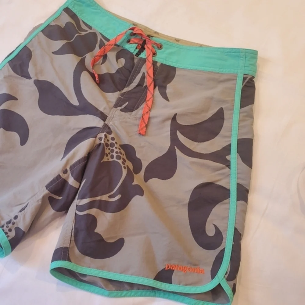 Patagonia Scallop Hem Wavefarer Board Shorts Size‎ 29 Gray Floral